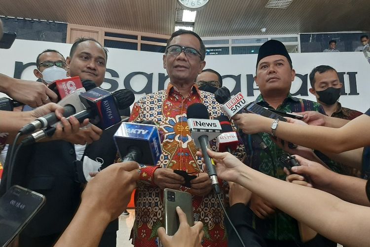 Menko Polhukam Mahfud MD memberi keterangan kepada pers seusai bertemu pimpinan DPD di Kompleks Parlemen, Jakarta, Kamis (2/12/2021). Source: Kompas.com